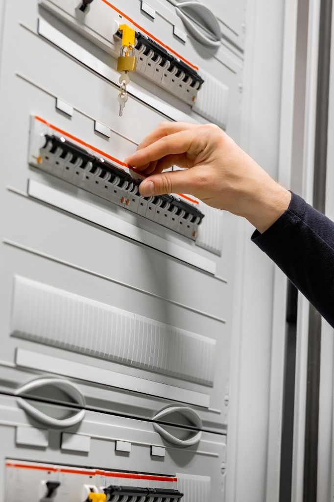 Elettricista che collauda un quadro elettrico a Milano